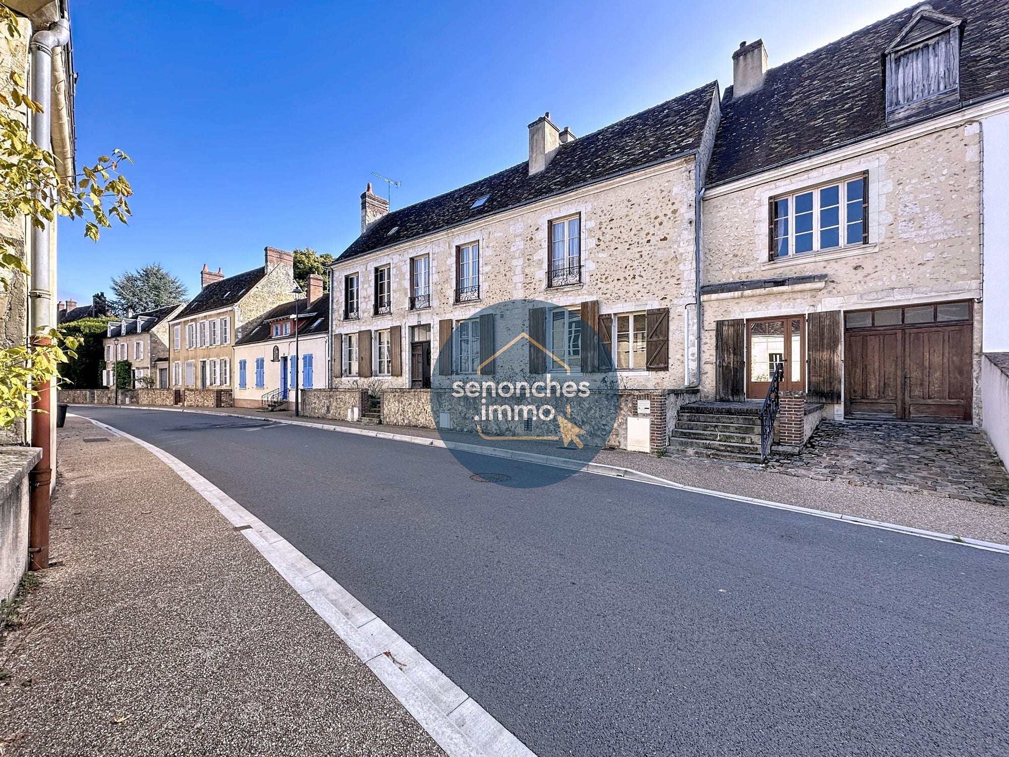 Maison bourgeoise de caractère avec jardin et dépendances à Nogent-le-Rotrou centre