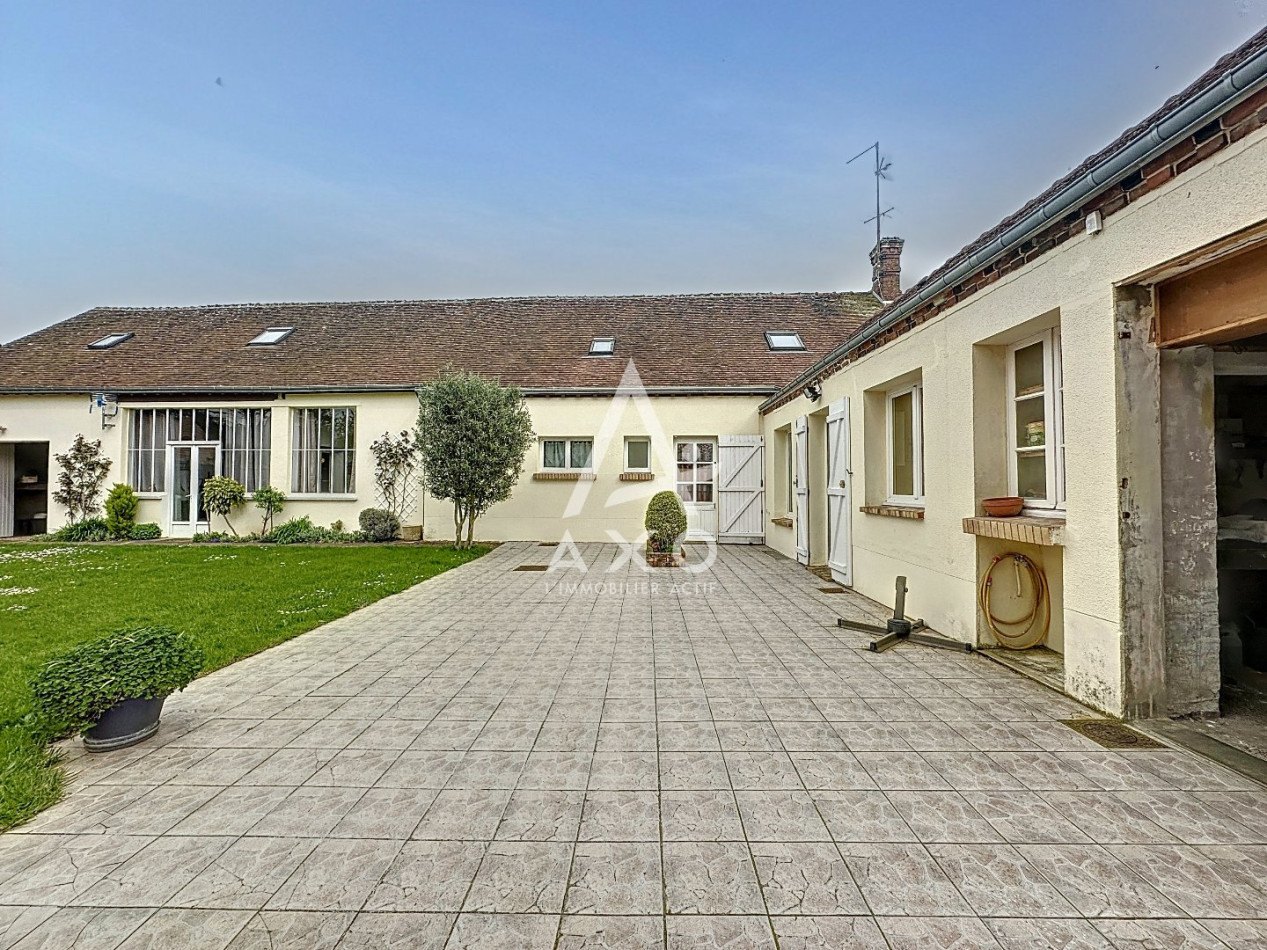 Belle Maison de Caractère Entièrement Rénovée à Tremblay-les-Villages